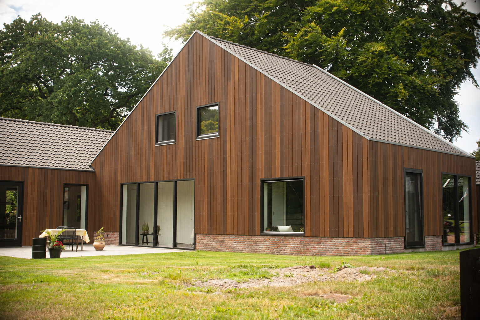Woning met donkerbruine Forza Umbra houten gevelbekleding