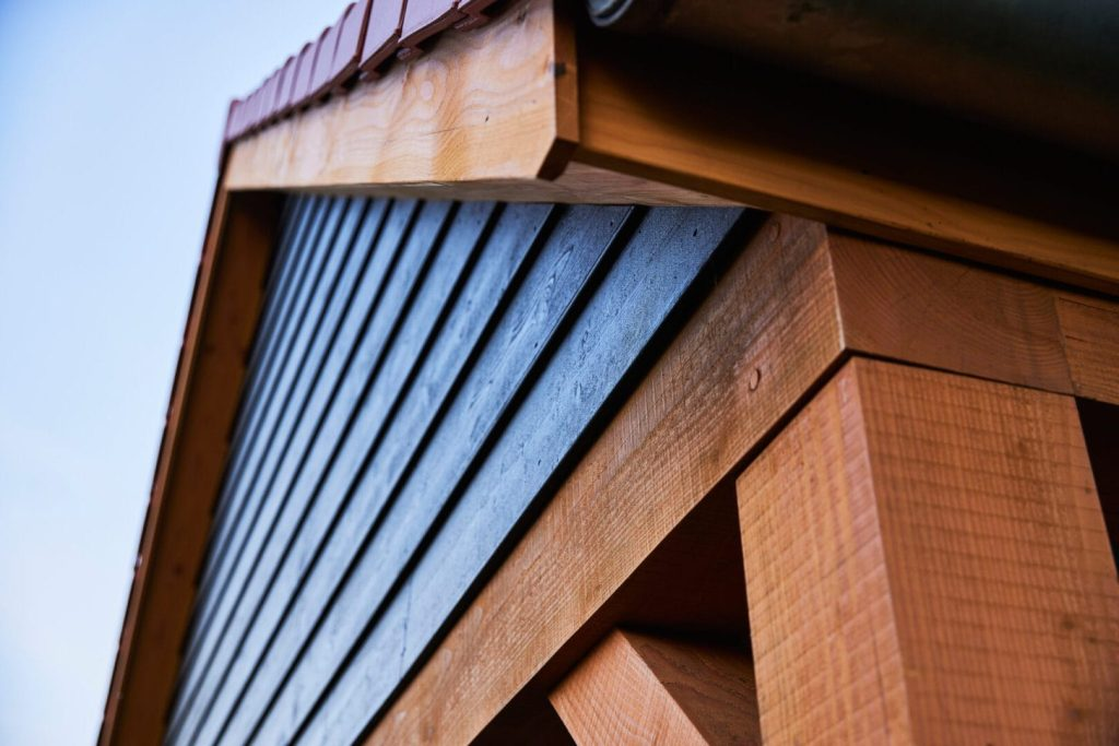 Detail van een houten gevel met rhombusprofiel