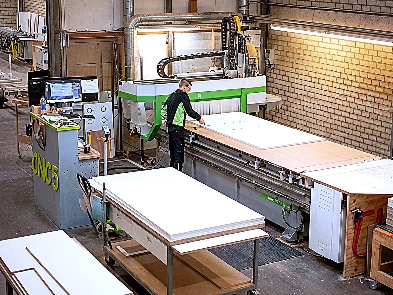 CNC-machine van Miedema Houtindustrie in bedrijf